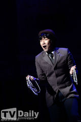 组图：金烔完音乐剧试演 李钟赫投入表情扭曲