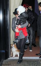 组图：克里斯蒂娜与男友甜蜜用餐 爱子超萌可爱