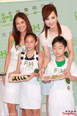 组图：司马燕同丈夫儿子参加活动 烹制美食