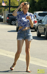 组图：黛安克鲁格热裤出街 夏日风清新时尚