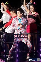 组图：SM巡演SJ少时等火辣劲爆 现场玩变装