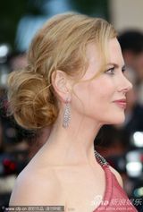 组图：妮可戛纳走秀风情露背 真空激凸艳光四射