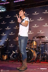 组图：汪东城不介意传绯闻 为母亲买房尽孝心