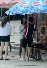 组图：微博曝章子怡撒贝宁约会照 穿情侣款凉鞋