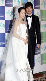 幻灯图集：韩星赵汉善完婚热吻新娘 金善雅等道贺