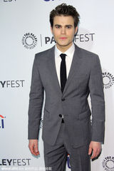 组图：《吸血鬼》妮娜印花蓝裙中门大开博眼球