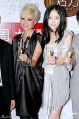 组图：飞轮海新专辑改变形象 不做美男做熟男