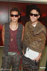 组图：容祖儿力撑谢霆锋 阿娇追忆Twins出道演出