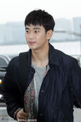 组图：金秀贤亮相帅气逼人 大衣双肩包运动时尚