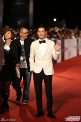 组图：《激战》张家辉白衣亮相显绅士风度