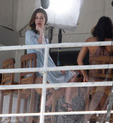 组图：安妮-海瑟薇与男友泳池嬉戏 甜笑热吻