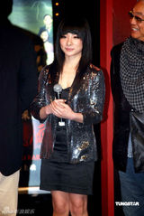 幻灯图：范冰冰垫肩装夸张抢镜 与刘璇同场争艳