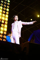 组图：李宇春青岛个唱劲歌热舞表情卖萌