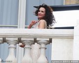 组图：安迪-麦克道威尔小女儿拍写真 老妈保驾护航