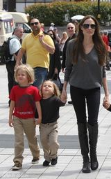 组图：安吉丽娜-朱莉携4子逛水族馆享受亲子乐