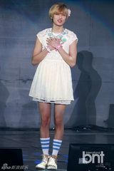 组图：TEENTOP粉丝见面会 卖萌扮女装引爆笑