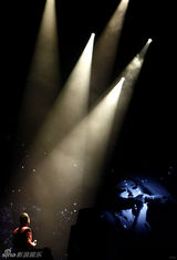 组图：杨坤张赫宣南昌同台 32场第四站万人合唱