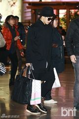 组图：韩团BEAST现身机场显潮男时尚