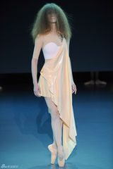 组图：荷兰芭蕾舞团时尚走秀 复古鬼魅感有趣