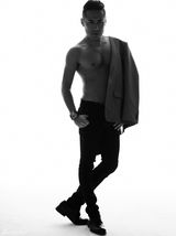 组图：黄征曝光最新写真 从容展现十年蜕变