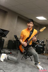 组图：刘子千将开演唱会 搞怪刷吉他