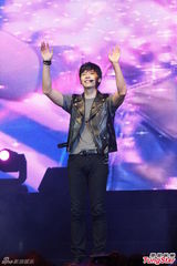 组图：韩星玄彬卖萌扮兔子 分享吻戏经验害羞