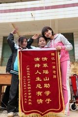 幻灯图：江一燕携影迷献爱心 情系灾区儿童