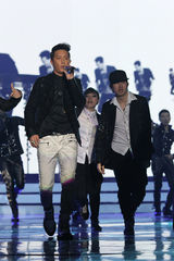 组图：韩庚开场劲歌热舞 获5项奖大赢