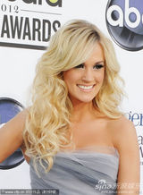 组图：凯利-安德伍德出席公告牌 纱裙飘逸似女神