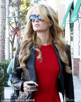 组图:希尔顿红色连身裙做SPA 豪门名媛喜气洋洋