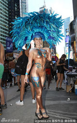 组图：美国内衣节街头狂欢 阿曼达妮可裸上身