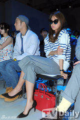 组图：T-ara孝敏智妍与孔孝真等看秀显个性