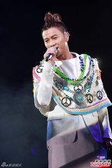 组图：张卫健鸡冠装表情搞怪 热吻巴两金