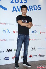 组图：炎亚纶胡宇崴活动现身引粉丝尖叫