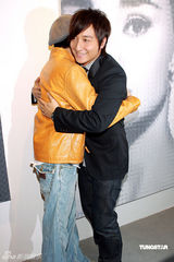 幻灯图集：方力申开画廊众星捧场 陈慧琳等助阵