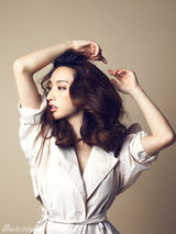 组图：张俪优雅着装拍大片 极简风格尽显张力