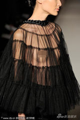 组图：时装周模特透视走秀 薄纱“粉蕾”抢眼