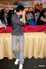 幻灯：《枪王之王》香港宣传 吴彦祖古天乐获赠金枪