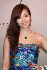 组图：侯佩岑戴上亿珠宝亮相想生女儿