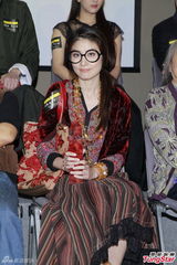 组图：任达华生日许愿 陈慧琳叹彻夜开工恐怖