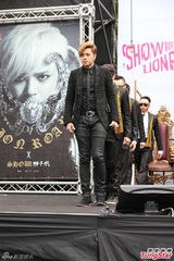 组图：罗志祥高空悬坐 与女舞伴大跳求爱舞