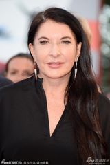 组图：行为艺术家阿布拉莫维奇黑衣亮相红毯