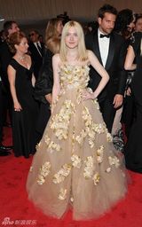 组图：美国时装学院庆典举行 众明星红毯竞艳