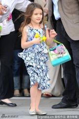 组图：凯蒂带女儿出门 苏瑞碎花裙飘逸星味十足