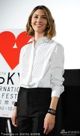 组图：《珠光宝气》首映 女导演科波拉知性范儿