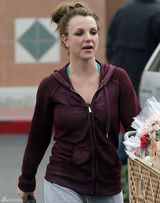 组图：布兰妮素面朝天逛超市 一身休闲不修边幅