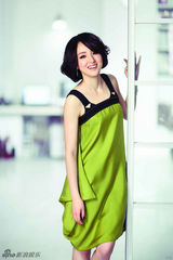 组图：董璇公布夏日风情写真 妩媚短发抒写绿意