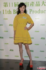 组图：阿Sa(蔡卓妍)迷你裙秀美腿 贾晓晨露事业线