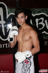 组图：三男模赤膊上阵变拳击手 宣传半裸写真