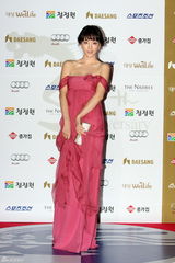 高清组图：青龙奖红毯女星争艳 河智苑孙艺珍成焦点